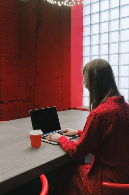 about-02 A modern workspace featuring a laptop, tablet, and smartphones, perfect for technology and freelance work.